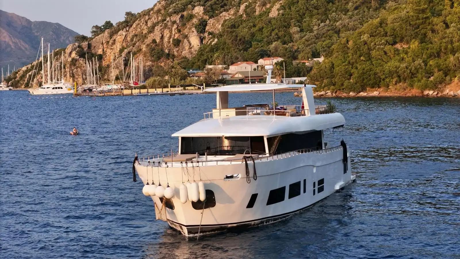 Bodrum’da 26 Metrelik Lüks Trawler ile Muhteşem Deniz Keyfi 8