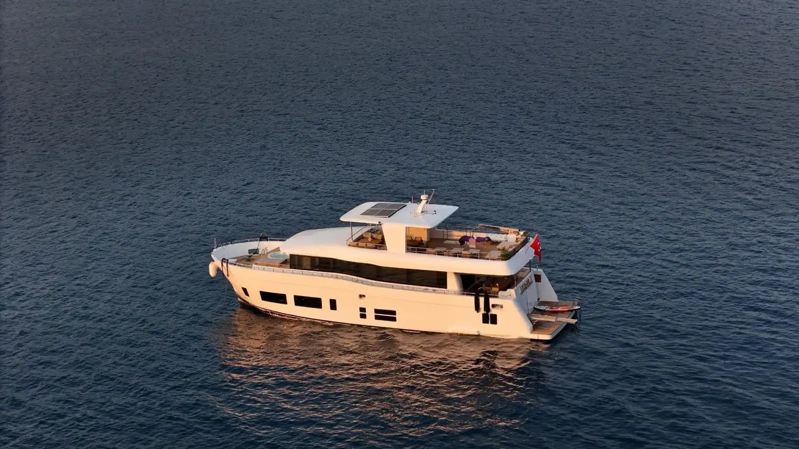 Bodrum’da 26 Metrelik Lüks Trawler ile Muhteşem Deniz Keyfi 2