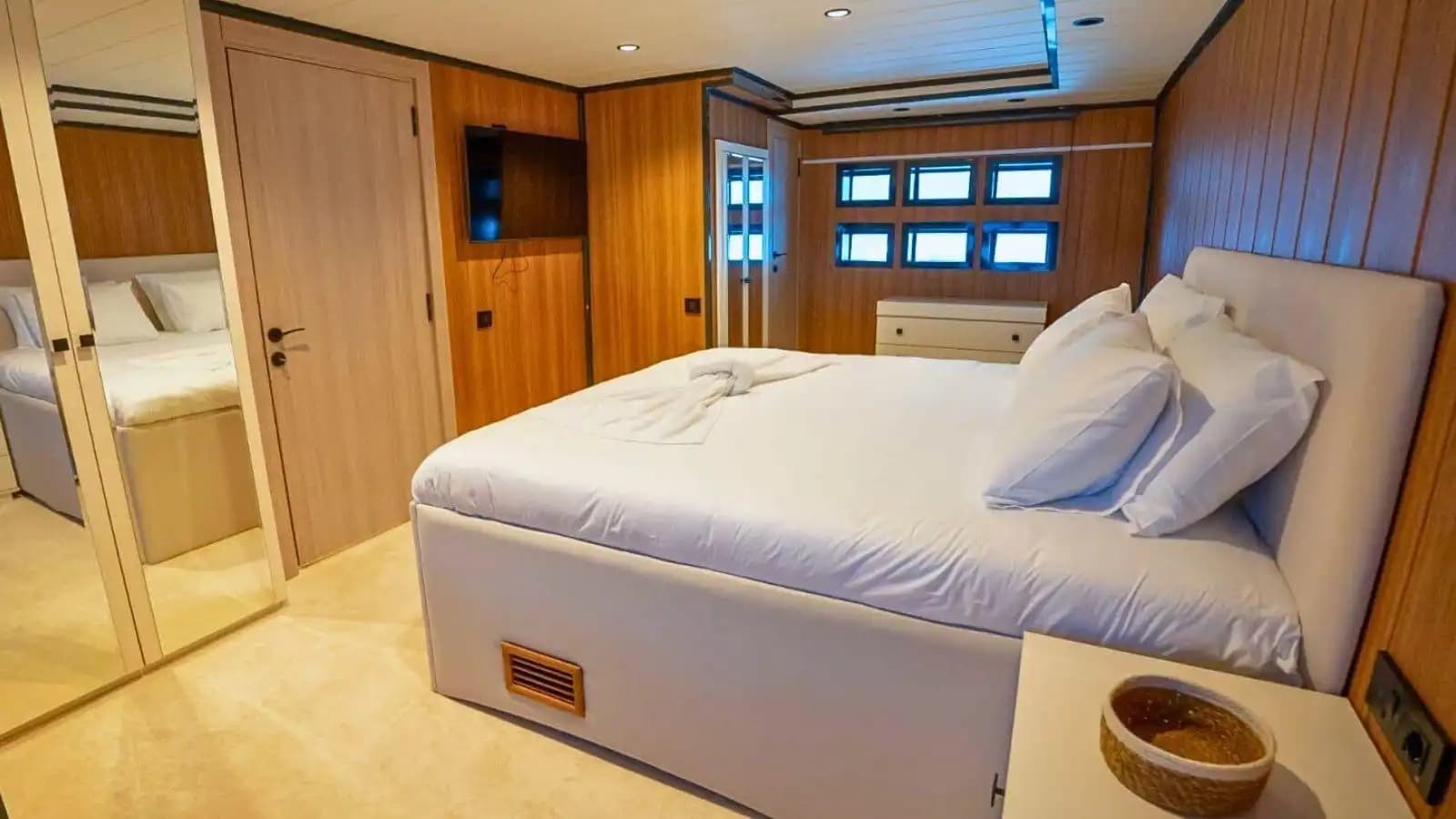 Bodrum’da 26 Metrelik Lüks Trawler ile Muhteşem Deniz Keyfi 7