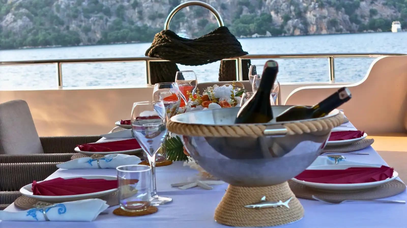 Bodrum’da 26 Metrelik Lüks Trawler ile Muhteşem Deniz Keyfi 12