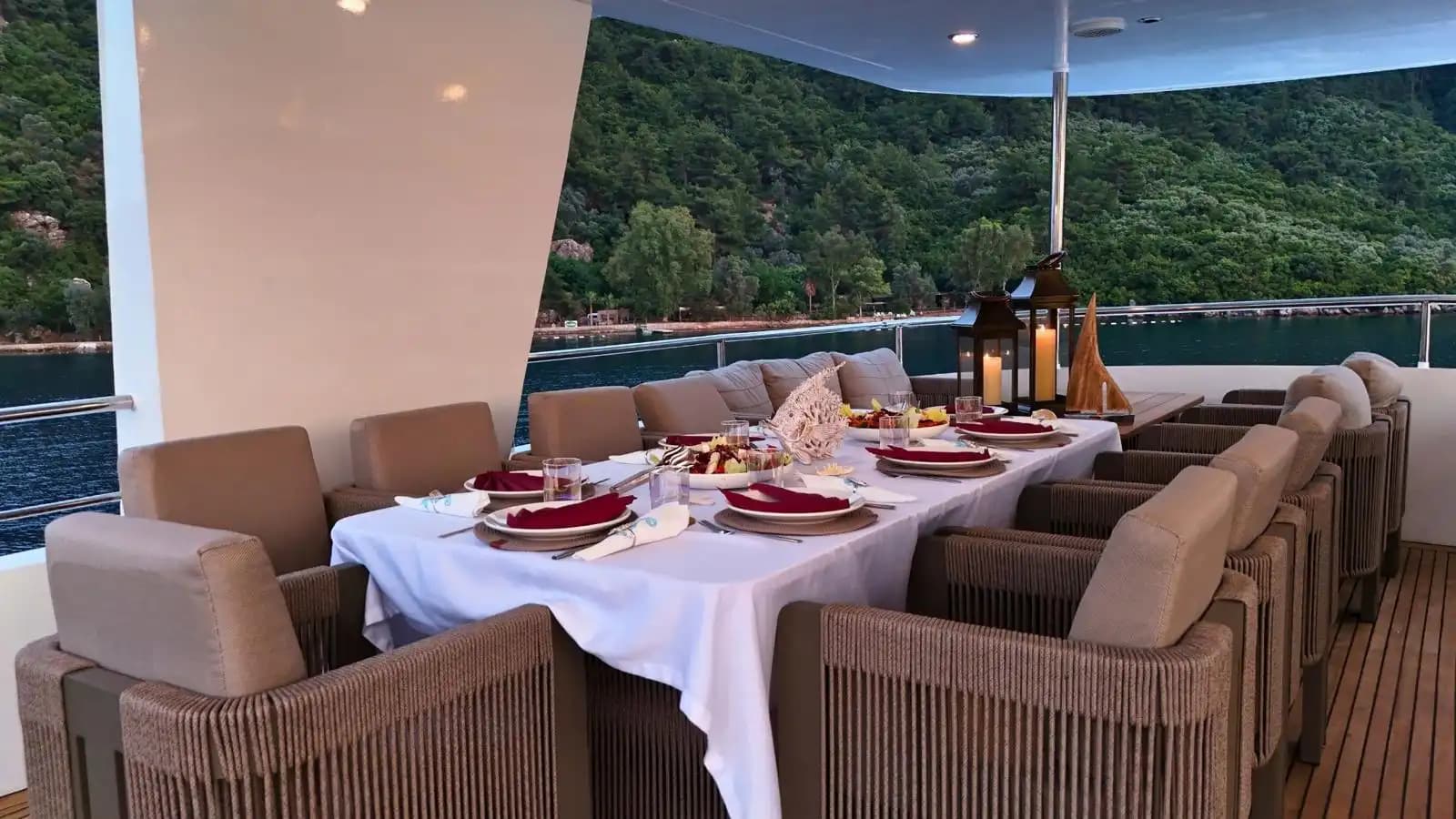 Bodrum’da 26 Metrelik Lüks Trawler ile Muhteşem Deniz Keyfi 13