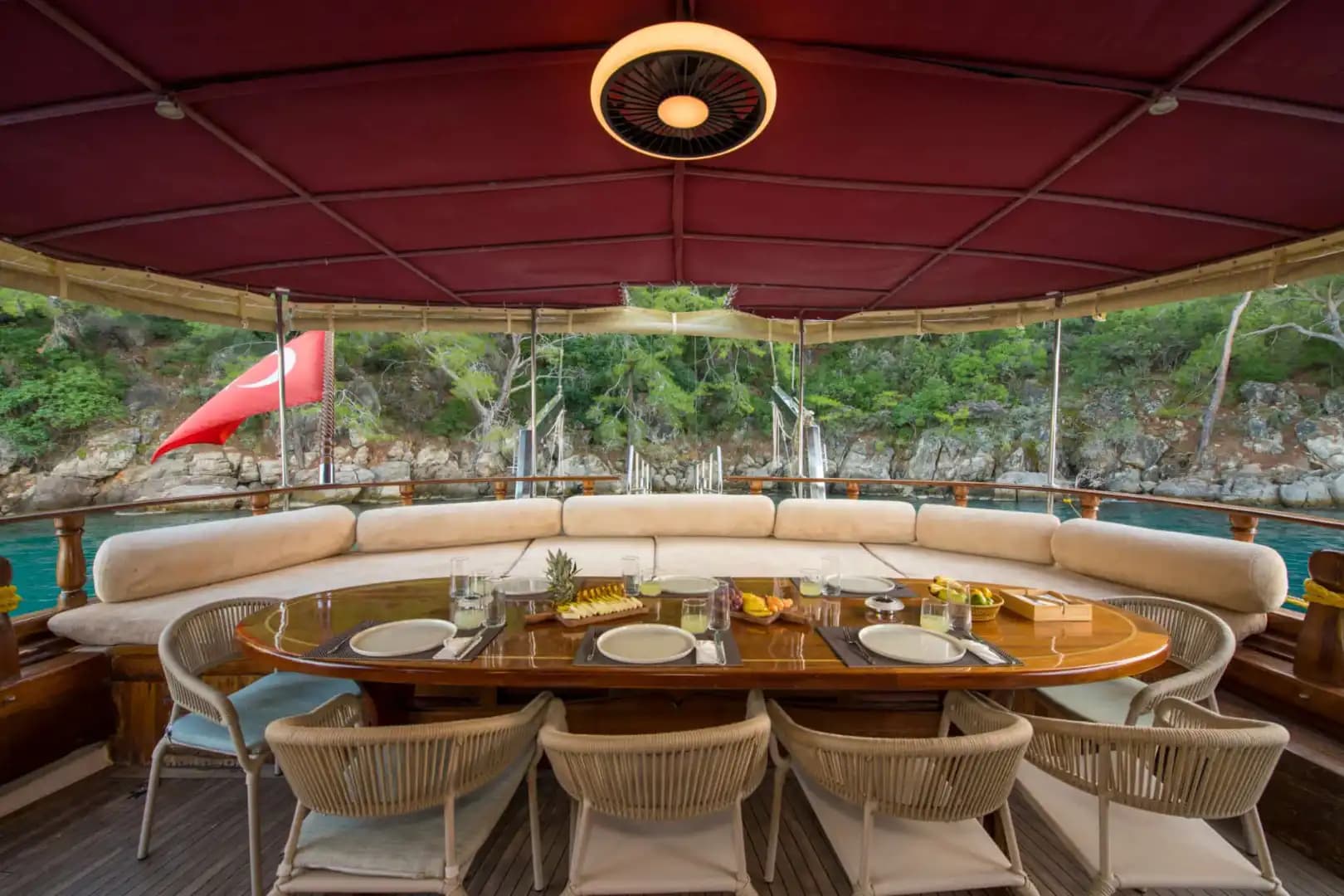 Fethiye'nin Maviliklerinde Size Özel Bir Rota: Konforlu ve Geniş Gulet Tekne 39