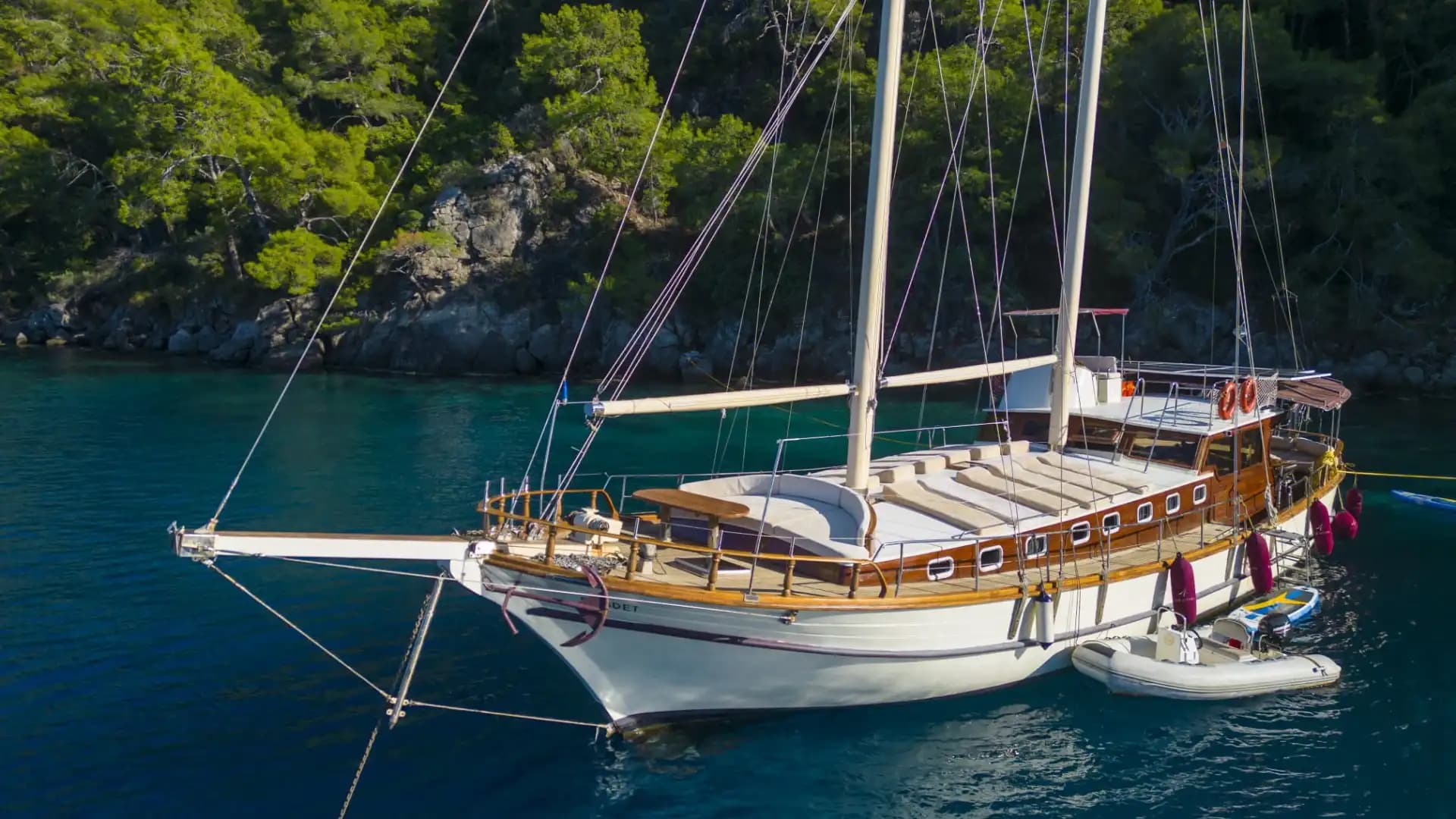 Fethiye'nin Maviliklerinde Size Özel Bir Rota: Konforlu ve Geniş Gulet Tekne 5