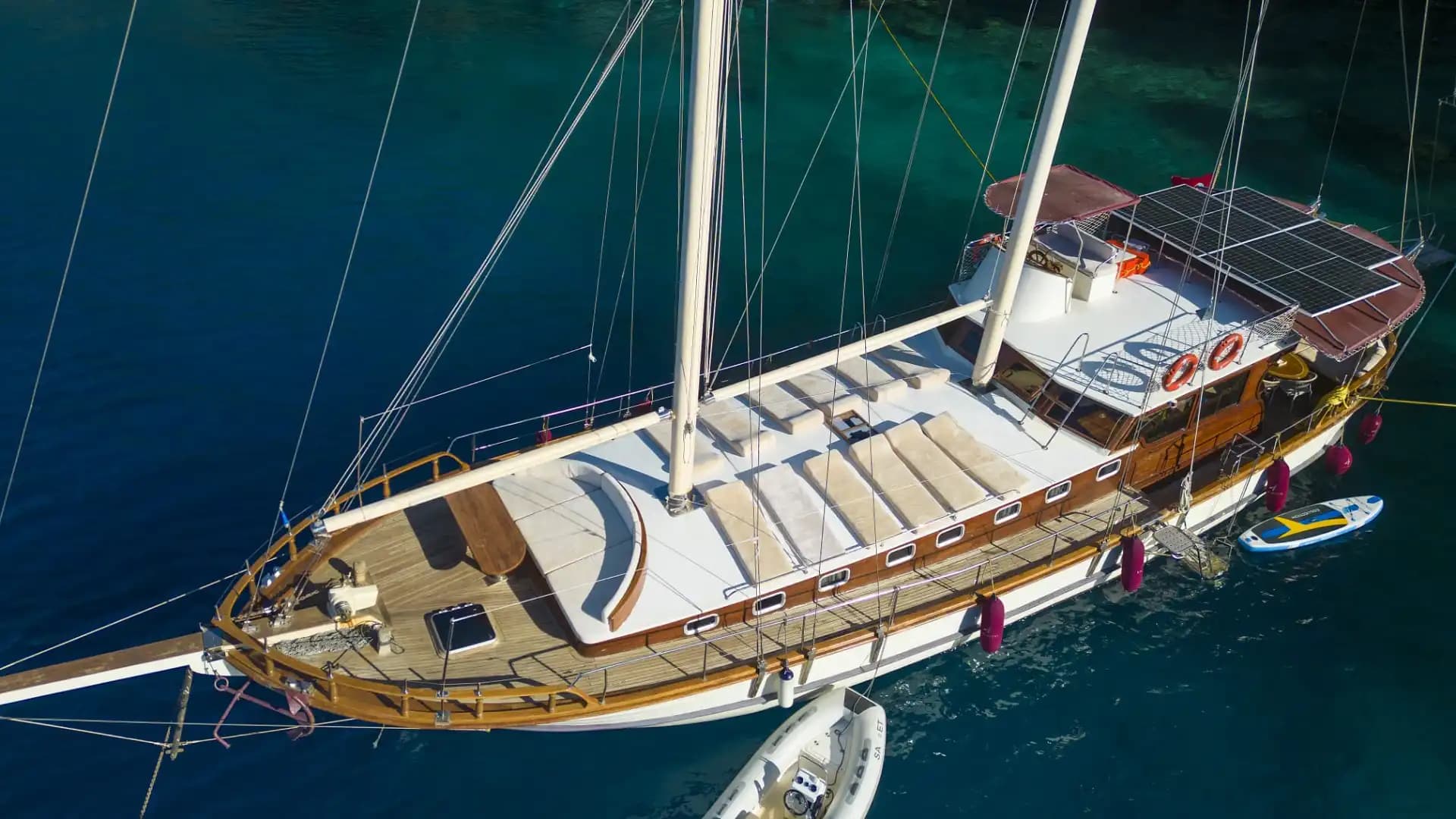 Fethiye'nin Maviliklerinde Size Özel Bir Rota: Konforlu ve Geniş Gulet Tekne 18