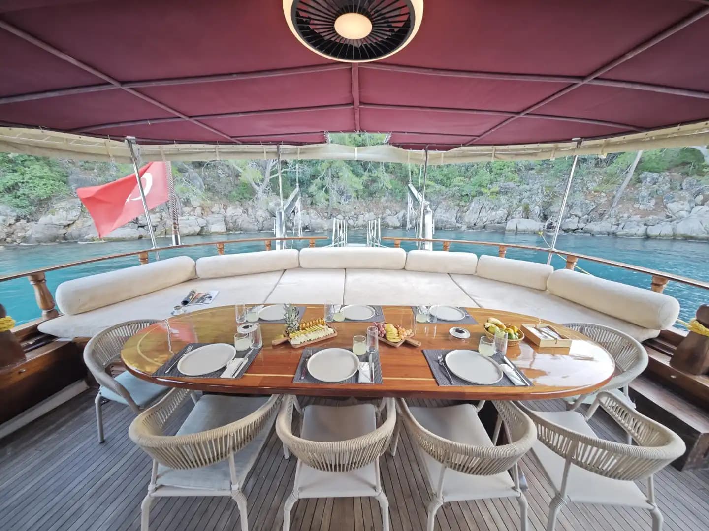 Fethiye'nin Maviliklerinde Size Özel Bir Rota: Konforlu ve Geniş Gulet Tekne 45