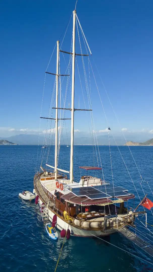 Fethiye'nin Maviliklerinde Size Özel Bir Rota: Konforlu ve Geniş Gulet Tekne 24