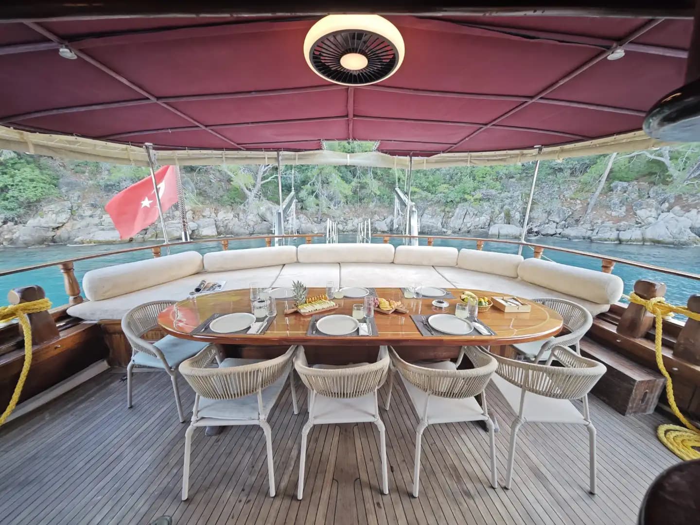 Fethiye'nin Maviliklerinde Size Özel Bir Rota: Konforlu ve Geniş Gulet Tekne 46