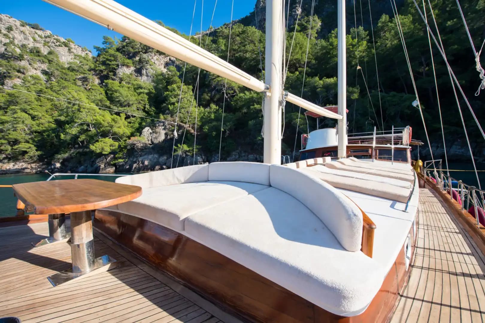 Fethiye'nin Maviliklerinde Size Özel Bir Rota: Konforlu ve Geniş Gulet Tekne 48