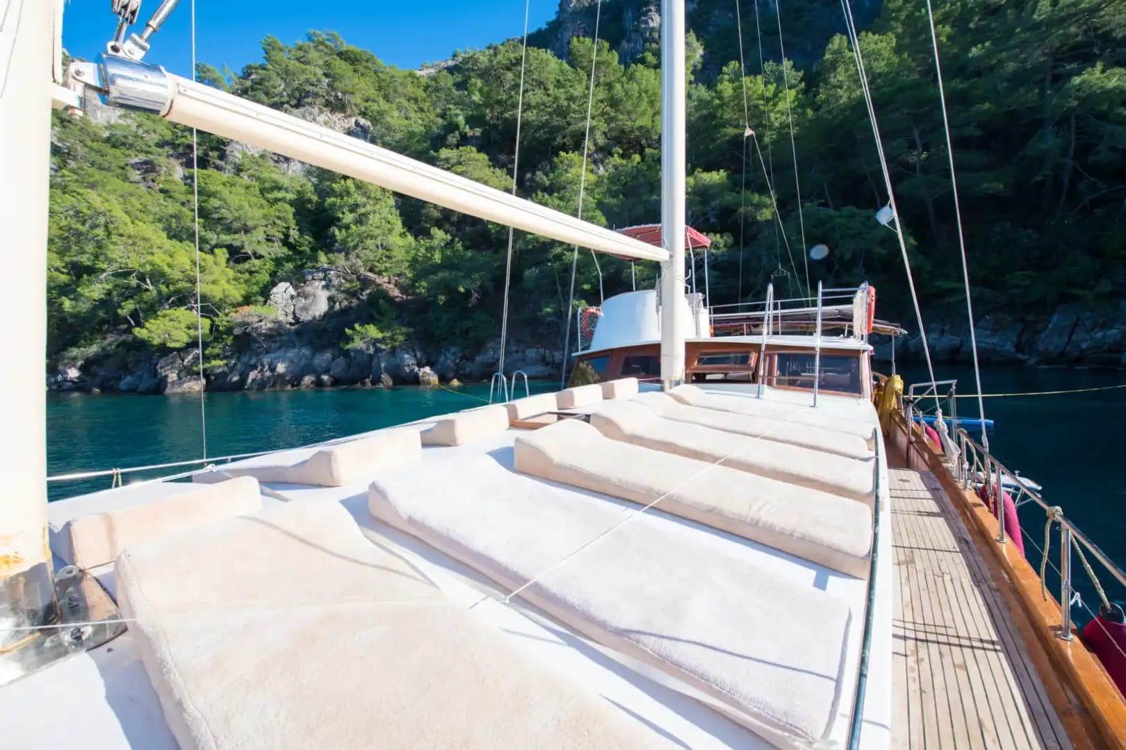 Fethiye'nin Maviliklerinde Size Özel Bir Rota: Konforlu ve Geniş Gulet Tekne 23