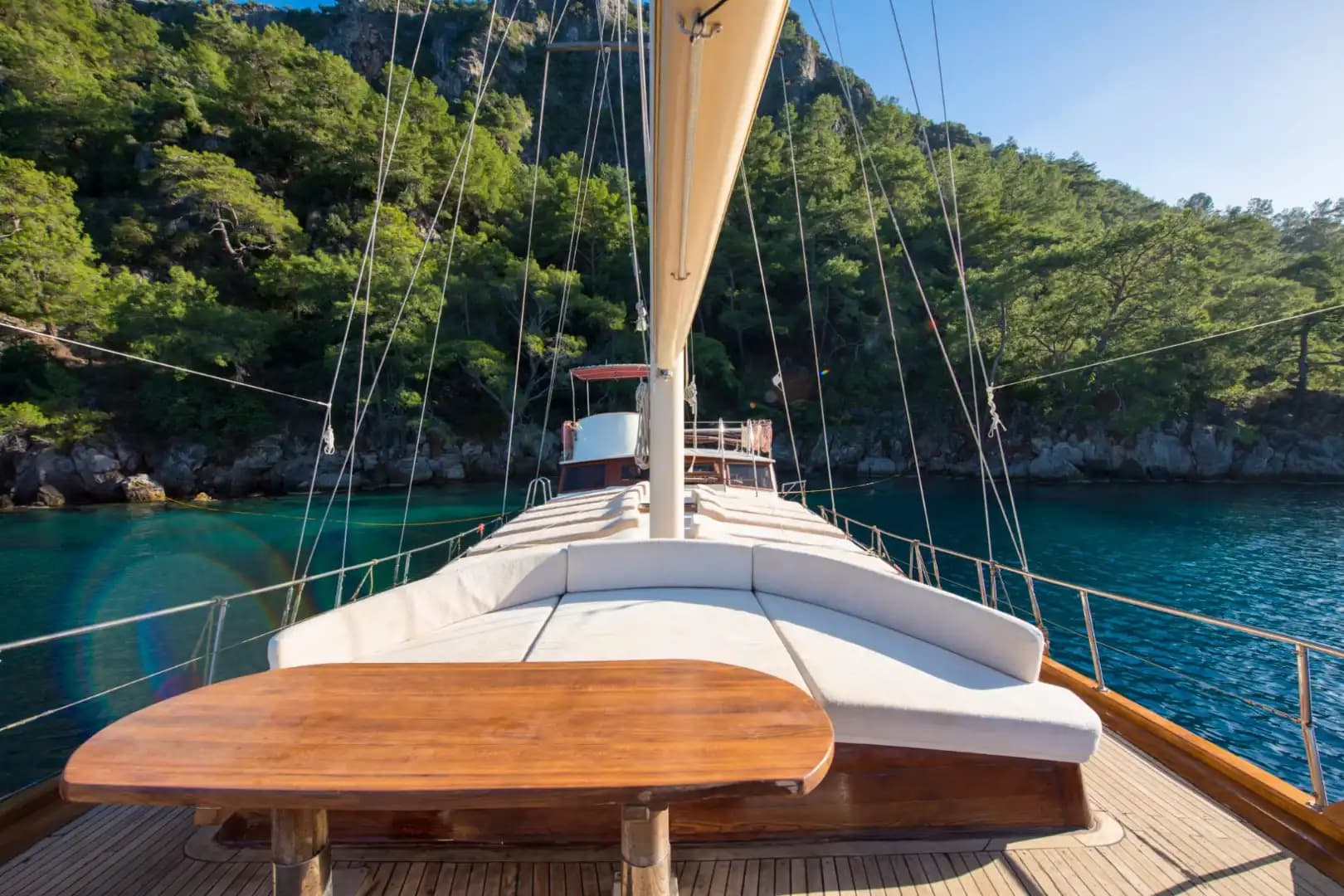 Fethiye'nin Maviliklerinde Size Özel Bir Rota: Konforlu ve Geniş Gulet Tekne 49
