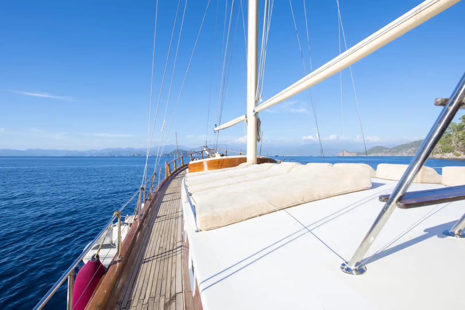 Fethiye'nin Maviliklerinde Size Özel Bir Rota: Konforlu ve Geniş Gulet Tekne 22