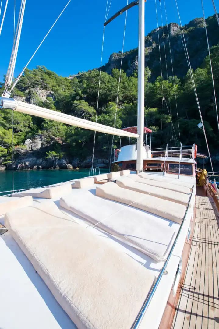 Fethiye'nin Maviliklerinde Size Özel Bir Rota: Konforlu ve Geniş Gulet Tekne 26