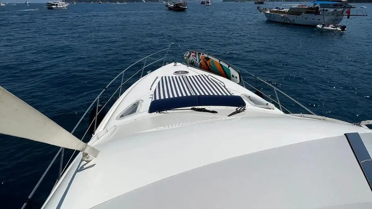 Göcek’te Günübirlik & Konaklamalı Motor Yat Kiralama (10 Kişi) | 3 Kabin, Klima, 12 Adalar 8