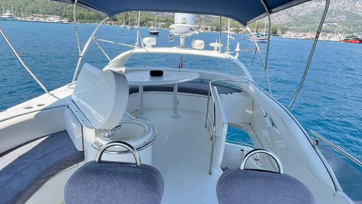 Göcek’te Günübirlik & Konaklamalı Motor Yat Kiralama (10 Kişi) | 3 Kabin, Klima, 12 Adalar 11