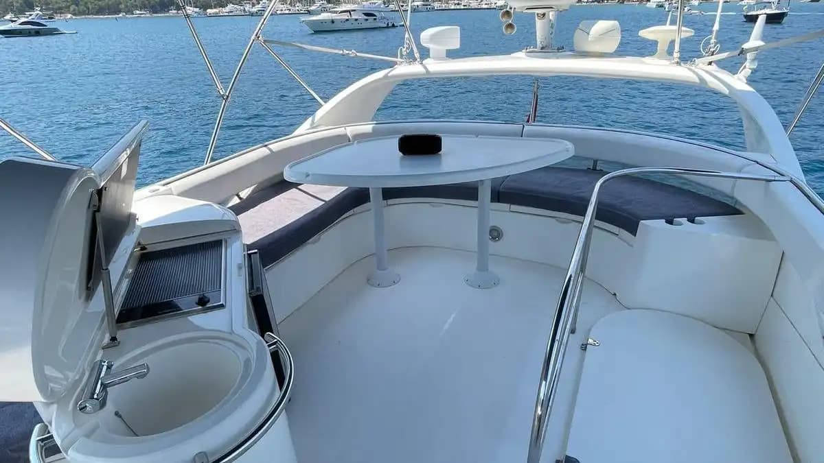 Göcek’te Günübirlik & Konaklamalı Motor Yat Kiralama (10 Kişi) | 3 Kabin, Klima, 12 Adalar 10