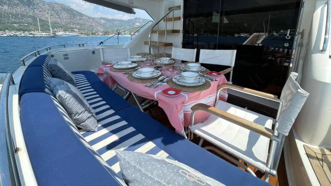 Göcek’te Günübirlik & Konaklamalı Motor Yat Kiralama (10 Kişi) | 3 Kabin, Klima, 12 Adalar