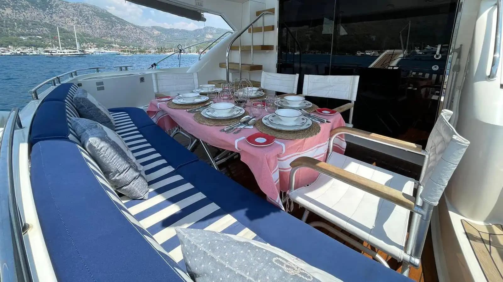 Göcek’te Günübirlik & Konaklamalı Motor Yat Kiralama (10 Kişi) | 3 Kabin, Klima, 12 Adalar 2
