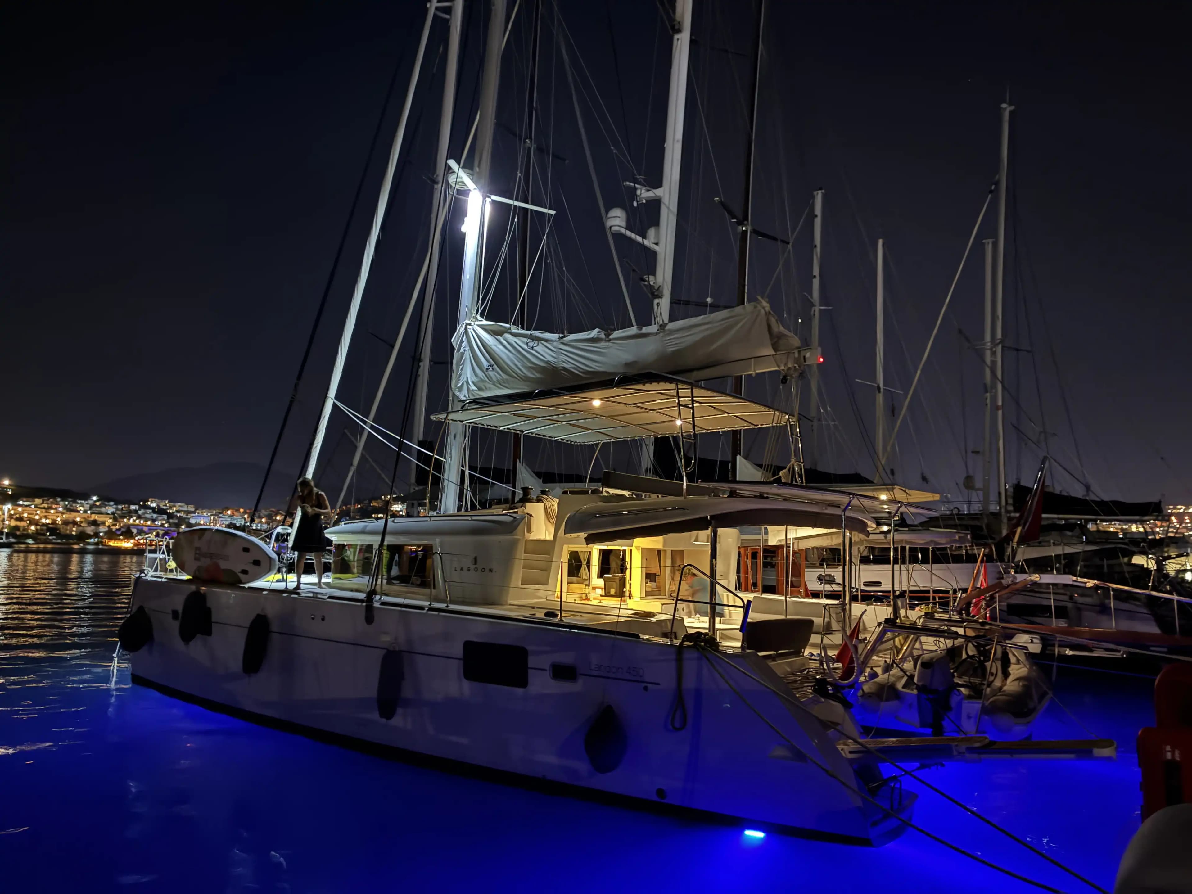 Bodrum'da 15 Metrelik Katamaran ile Günübirlik ve Konaklamalı Katamaran 8
