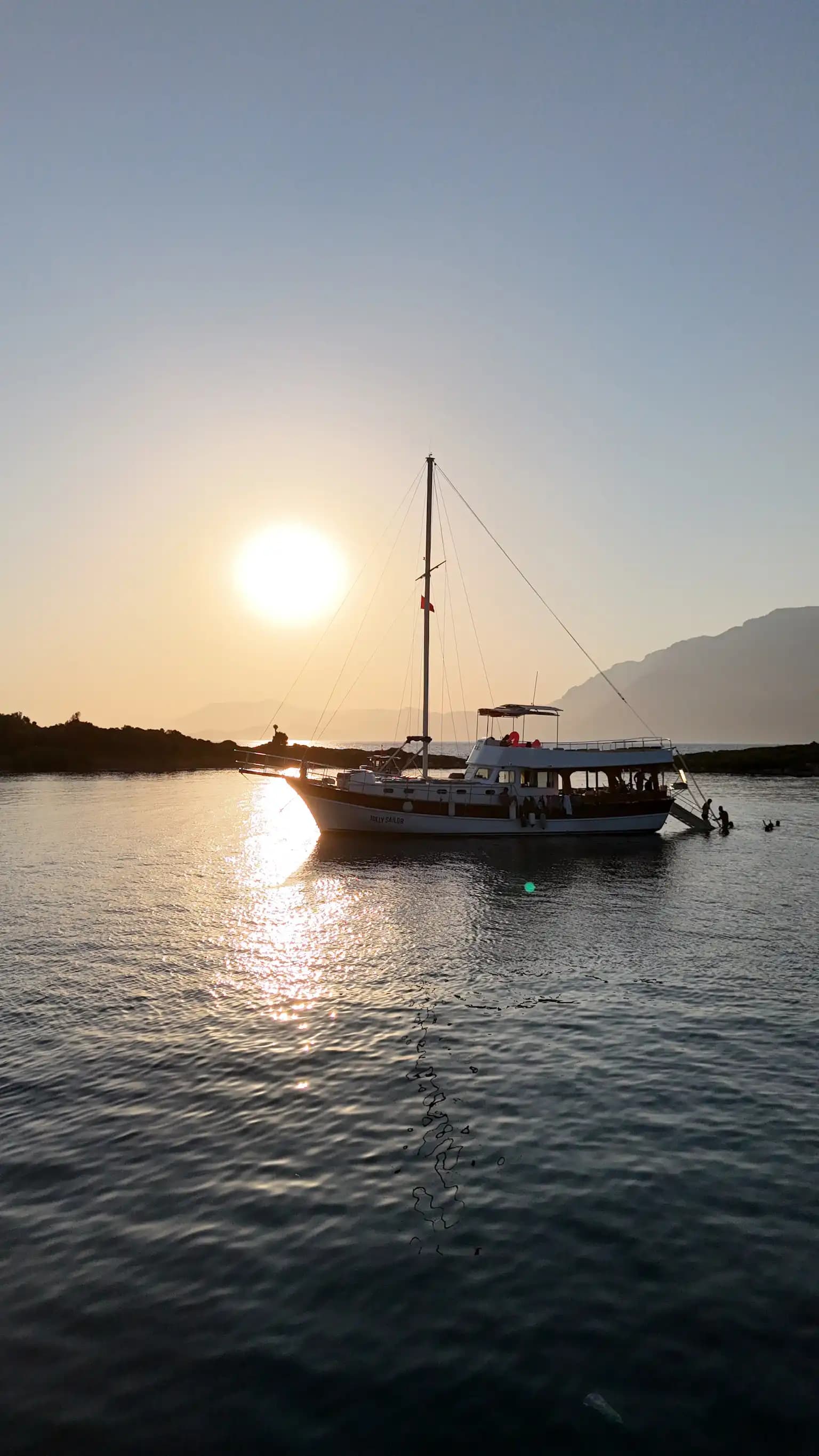 Marmaris'te Günlük 18 Metrelik Yelkenli Kiralama Deneyimi 6