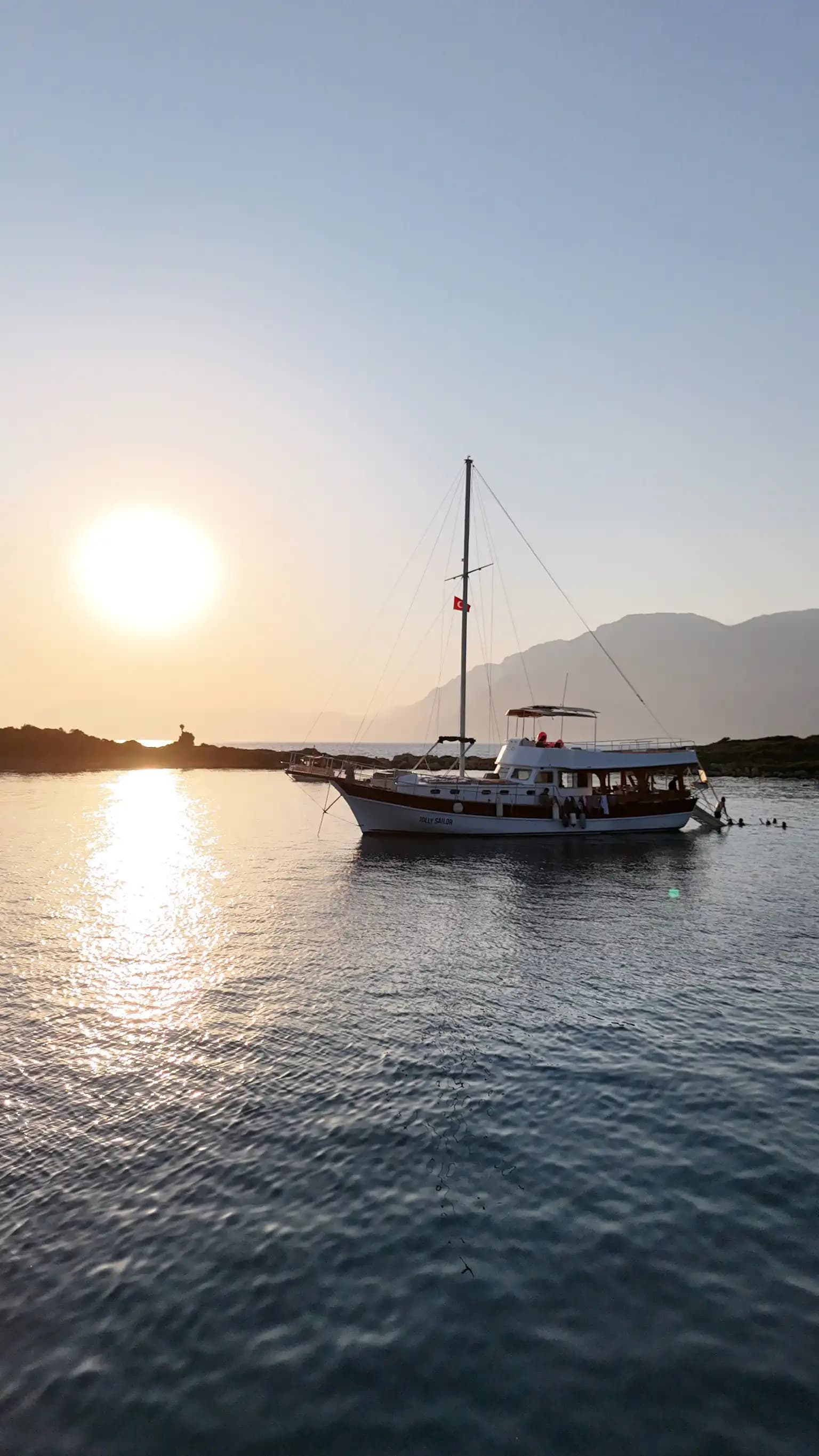 Marmaris'te Günlük 18 Metrelik Yelkenli Kiralama Deneyimi 7