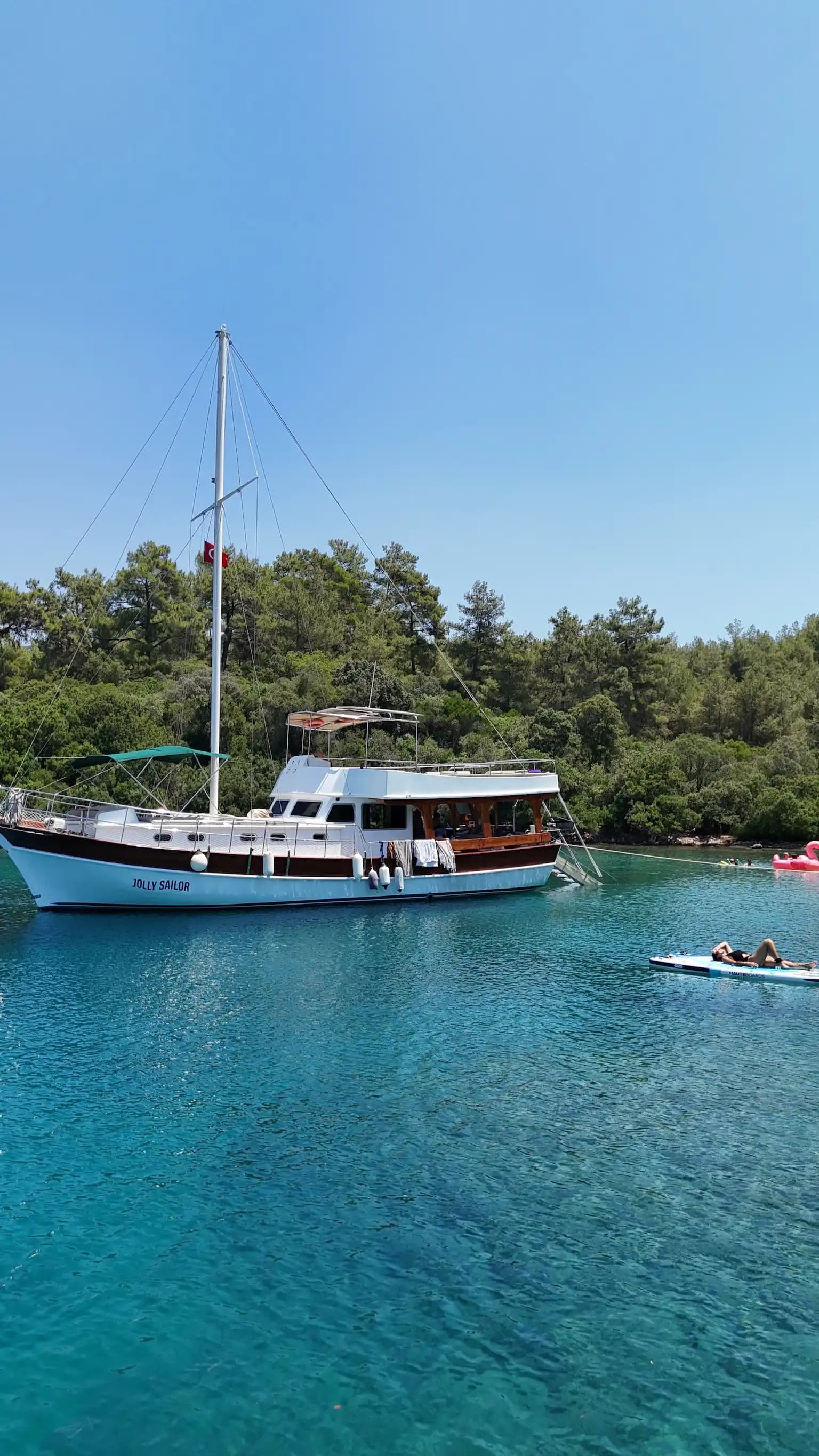 Marmaris'te Günlük 18 Metrelik Yelkenli Kiralama Deneyimi 3