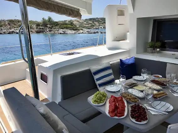 Bodrum'da 15 Metrelik Katamaran ile Günübirlik ve Konaklamalı Katamaran 14
