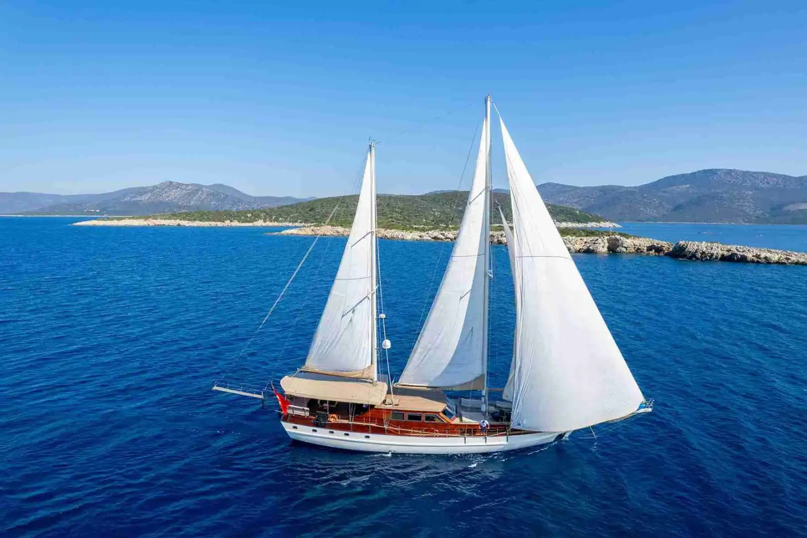 Bodrum’un Biricik Mavi Sularında 32 Metrelik Lüks Gulet ile Özel Tatil 7