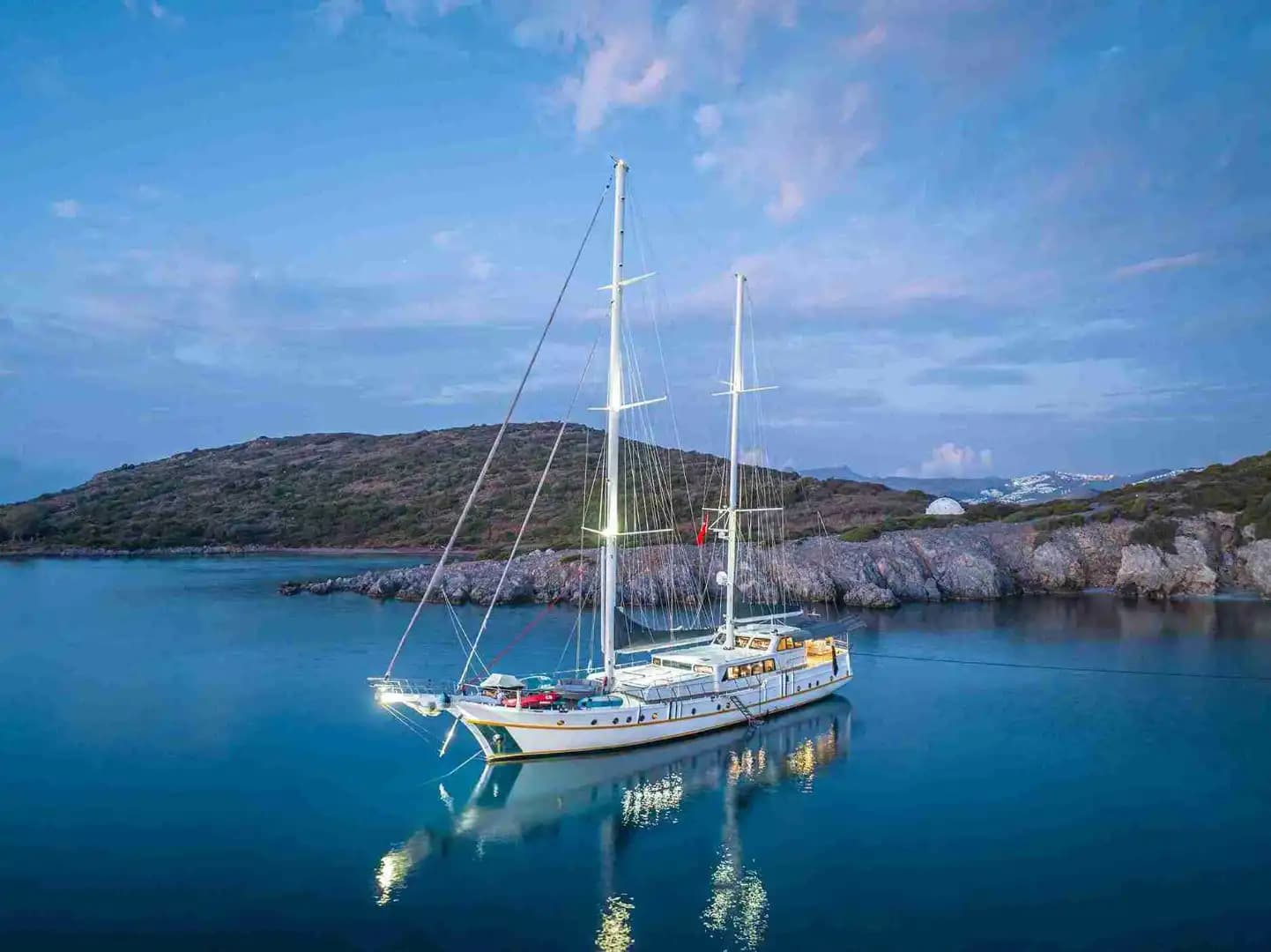 Bodrum’da Lüks Gulet ile Mavi Yolculuk: 37 Metrelik Rahatlık ve Şıklık 9