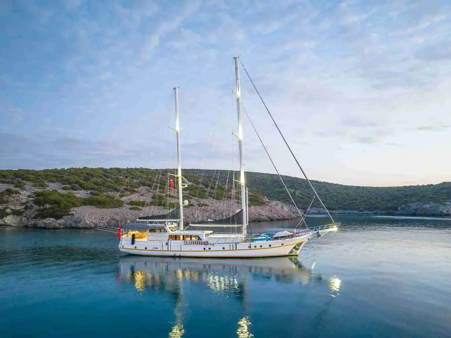 Bodrum’da Lüks Gulet ile Mavi Yolculuk: 37 Metrelik Rahatlık ve Şıklık 7