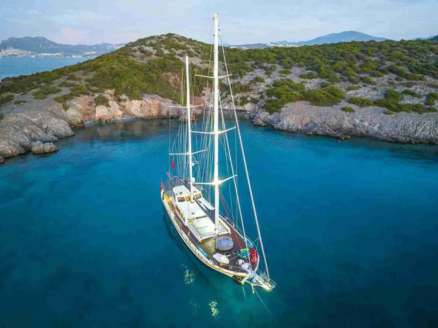 Bodrum’da Lüks Gulet ile Mavi Yolculuk: 37 Metrelik Rahatlık ve Şıklık 2