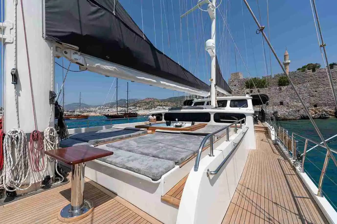 Bodrum’da Lüks Gulet ile Mavi Yolculuk: 37 Metrelik Rahatlık ve Şıklık 4
