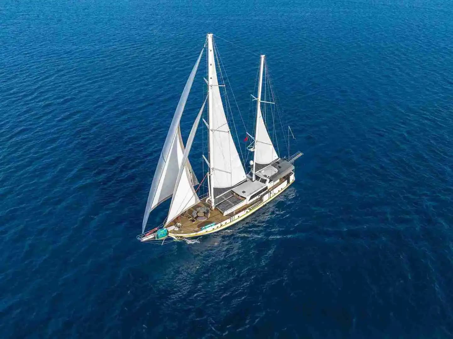 Bodrum’da Lüks Gulet ile Mavi Yolculuk: 37 Metrelik Rahatlık ve Şıklık 11