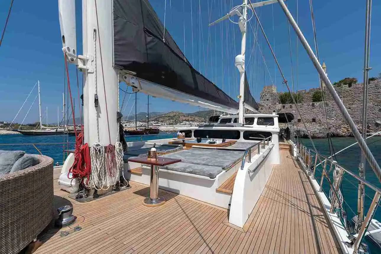 Bodrum’da Lüks Gulet ile Mavi Yolculuk: 37 Metrelik Rahatlık ve Şıklık 12