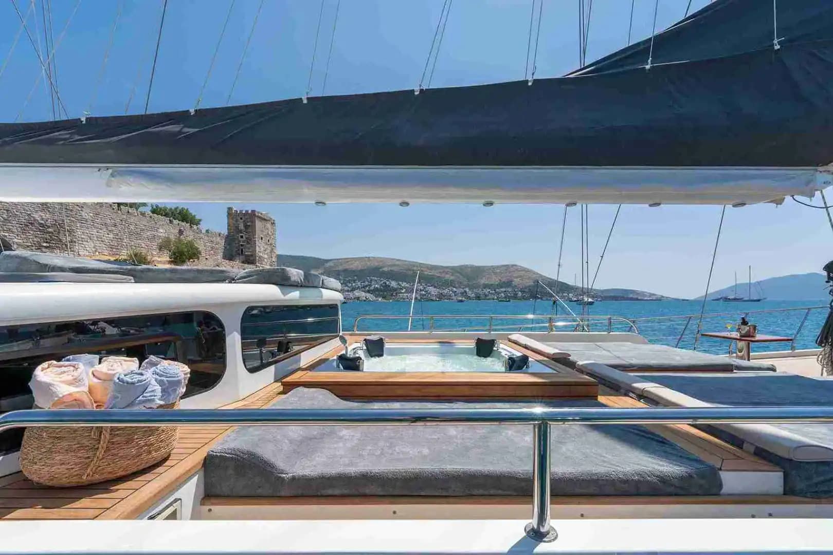 Bodrum’da Lüks Gulet ile Mavi Yolculuk: 37 Metrelik Rahatlık ve Şıklık 15
