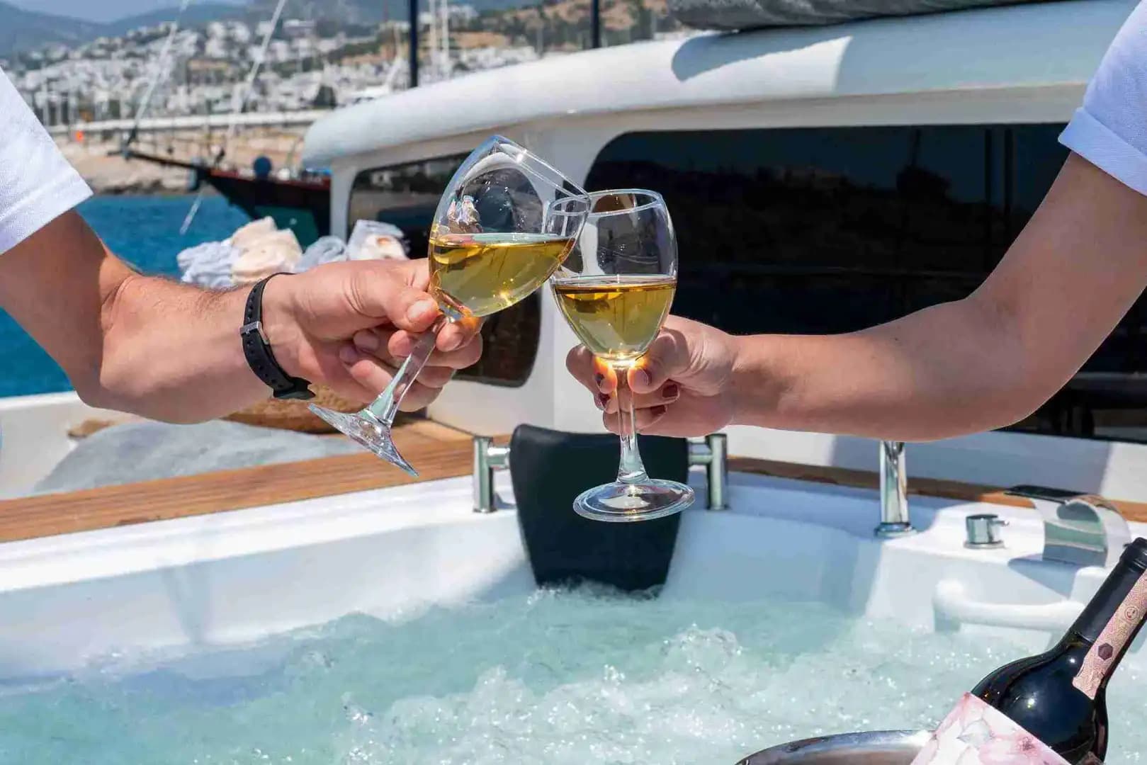 Bodrum’da Lüks Gulet ile Mavi Yolculuk: 37 Metrelik Rahatlık ve Şıklık 5