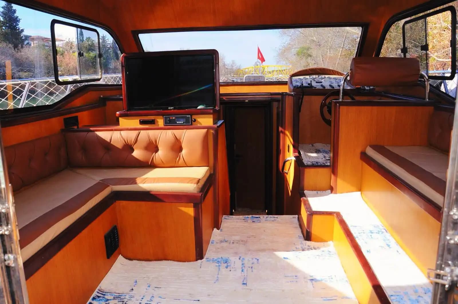Side'de Mezuniyet Partileri ve Özel Günler İçin Şık ve Modern Motoryat 9