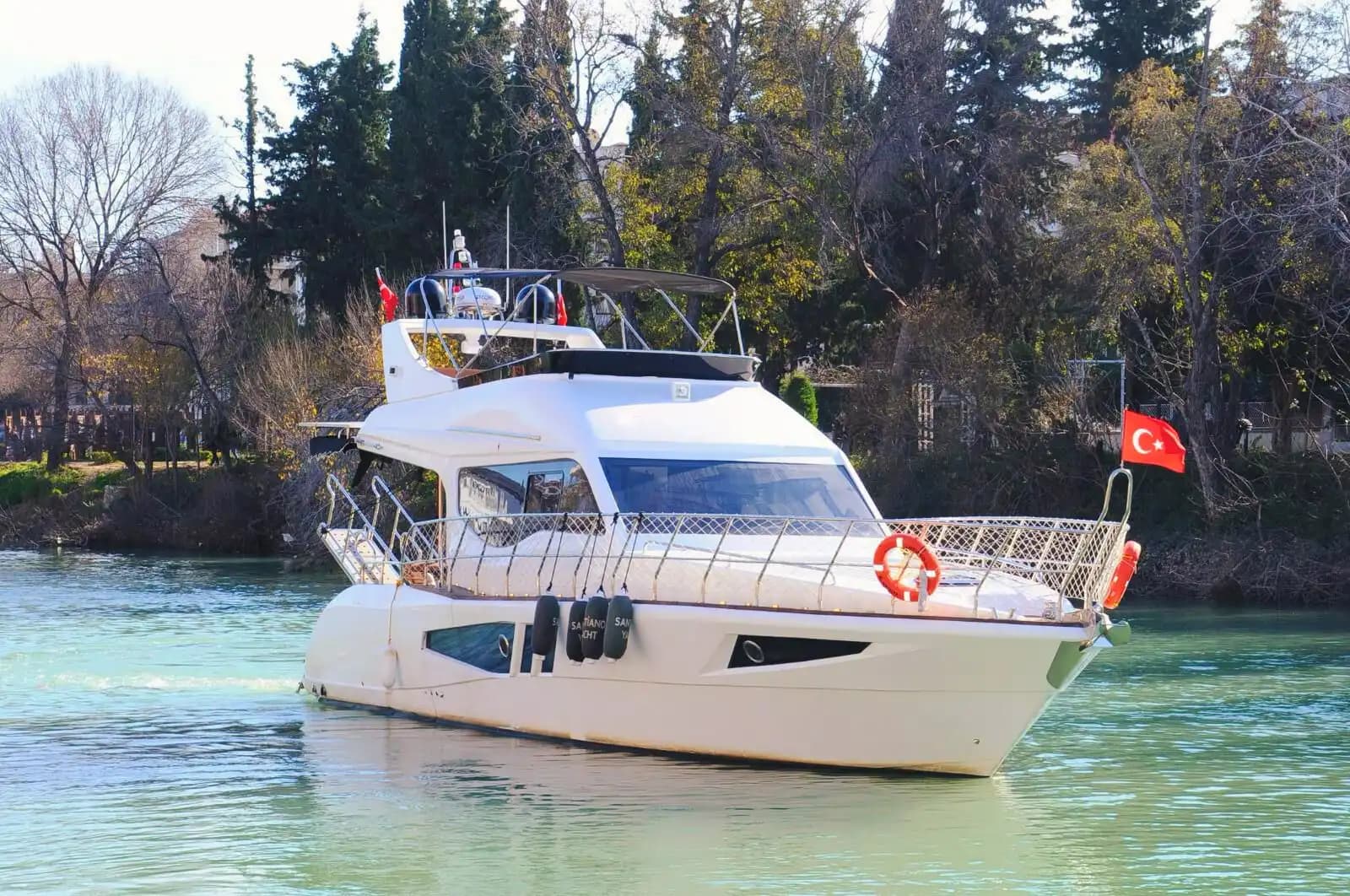 Side'de Mezuniyet Partileri ve Özel Günler İçin Şık ve Modern Motoryat - Yatta Kurumsal Toplantı