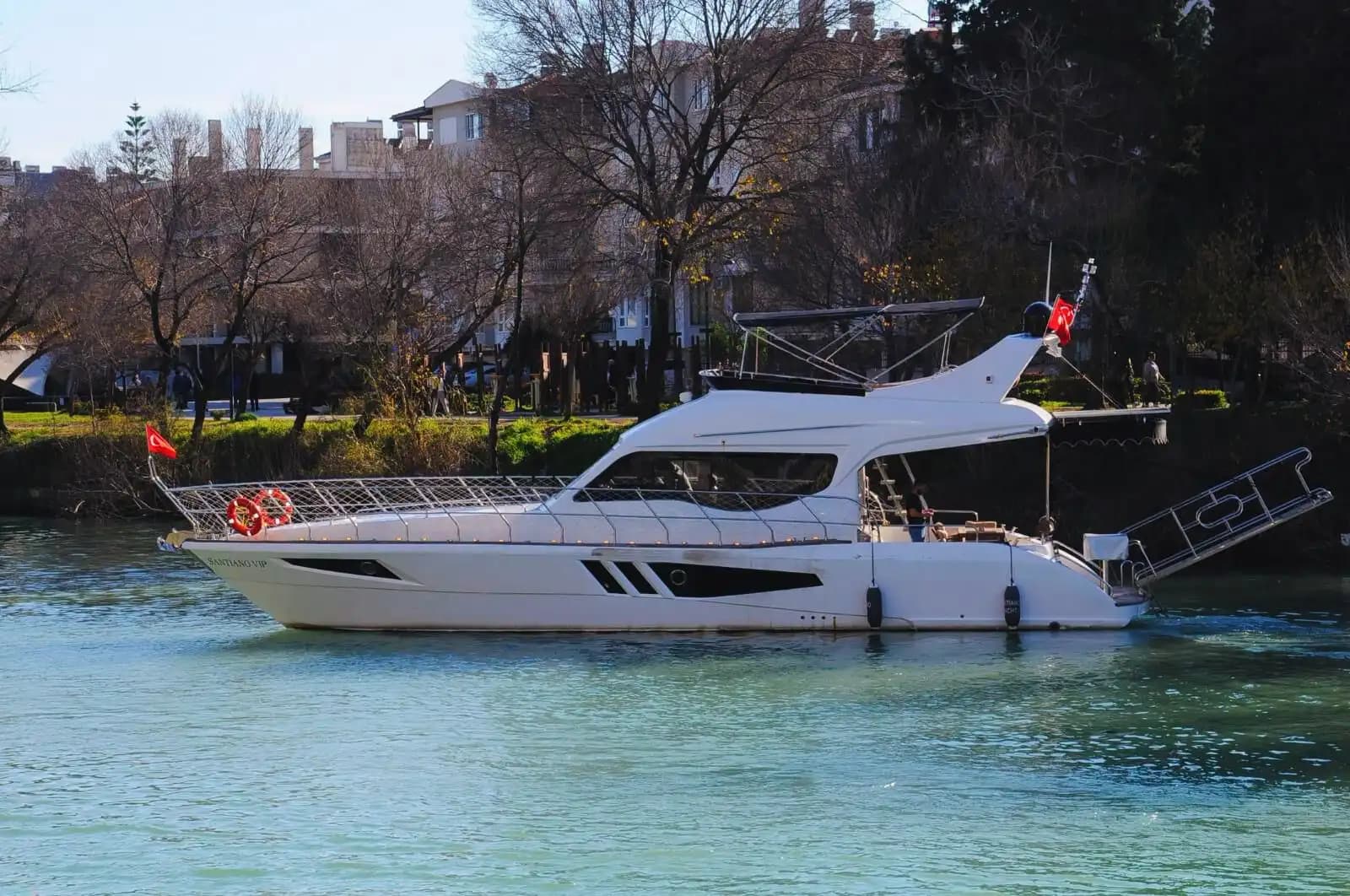 Side'de Mezuniyet Partileri ve Özel Günler İçin Şık ve Modern Motoryat 2