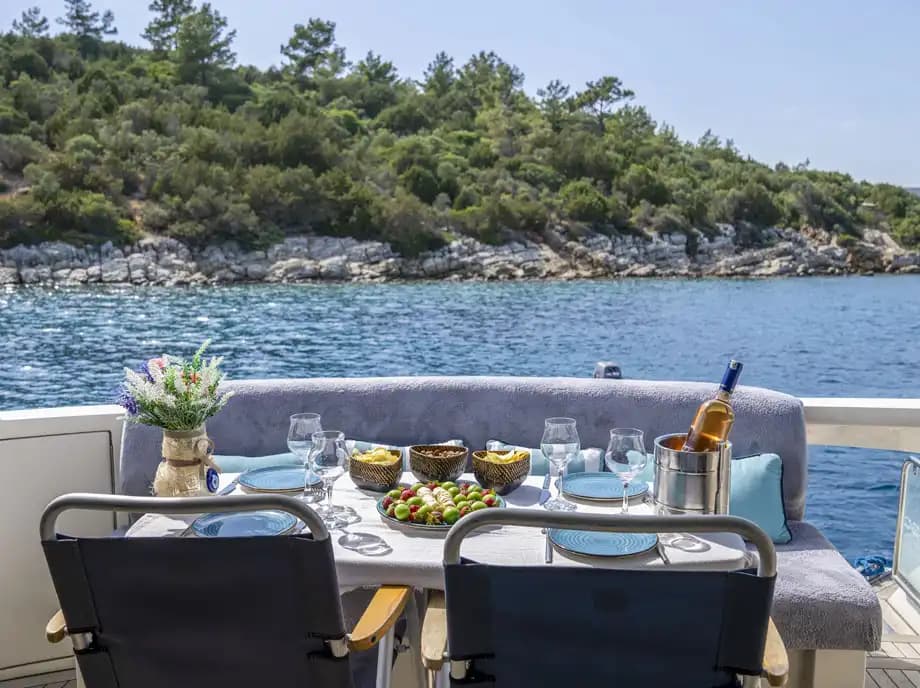 Bodrum’da 15 Metrelik Speedboat ile 4 Kişilik Konforlu Deniz Seyahati 18