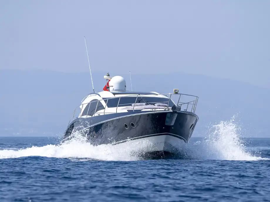 Bodrum’da 15 Metrelik Speedboat ile 4 Kişilik Konforlu Deniz Seyahati 6