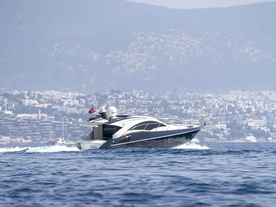 Bodrum’da 15 Metrelik Speedboat ile 4 Kişilik Konforlu Deniz Seyahati 7