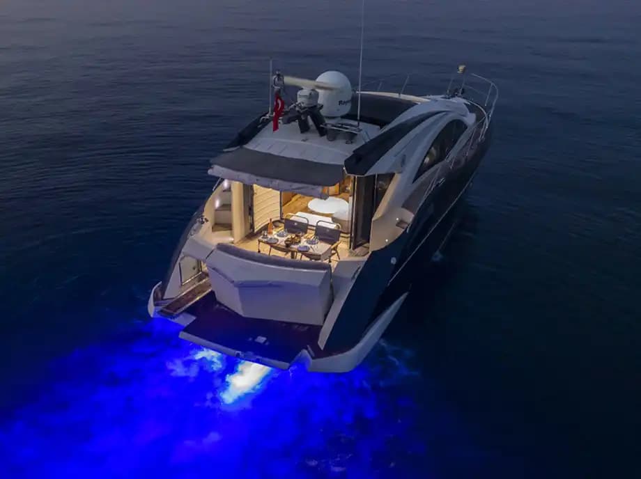 Bodrum’da 15 Metrelik Speedboat ile 4 Kişilik Konforlu Deniz Seyahati 17