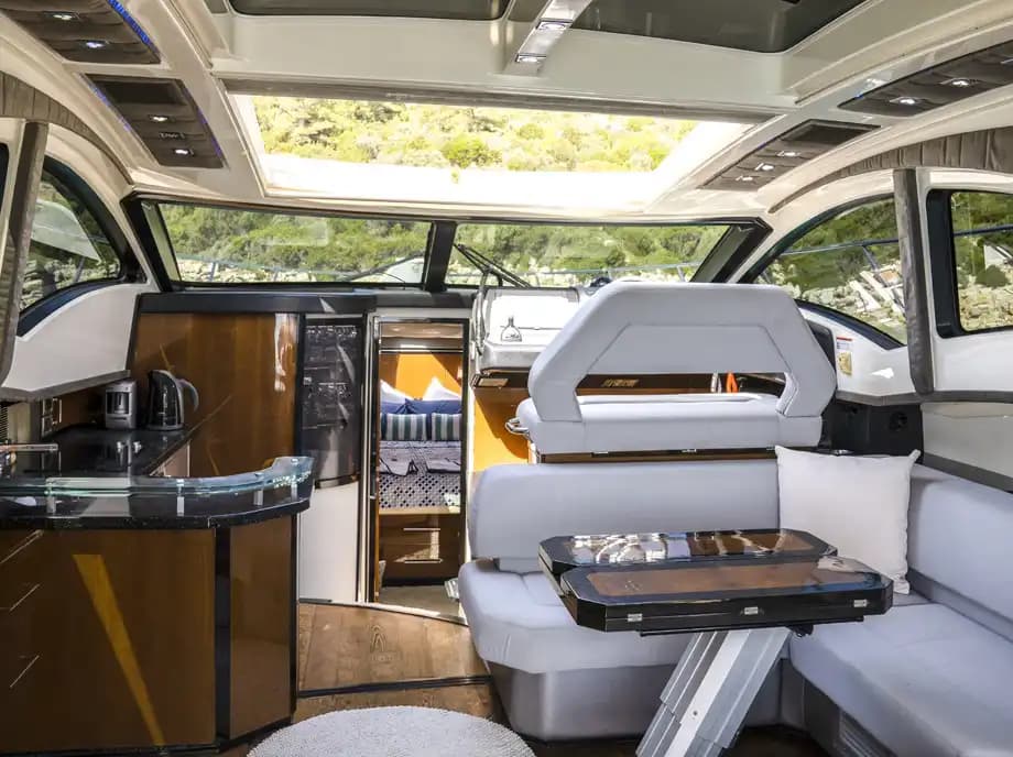 Bodrum’da 15 Metrelik Speedboat ile 4 Kişilik Konforlu Deniz Seyahati 20