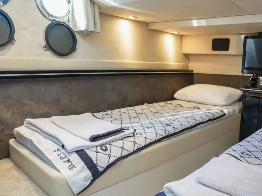 Bodrum’da 15 Metrelik Speedboat ile 4 Kişilik Konforlu Deniz Seyahati 24