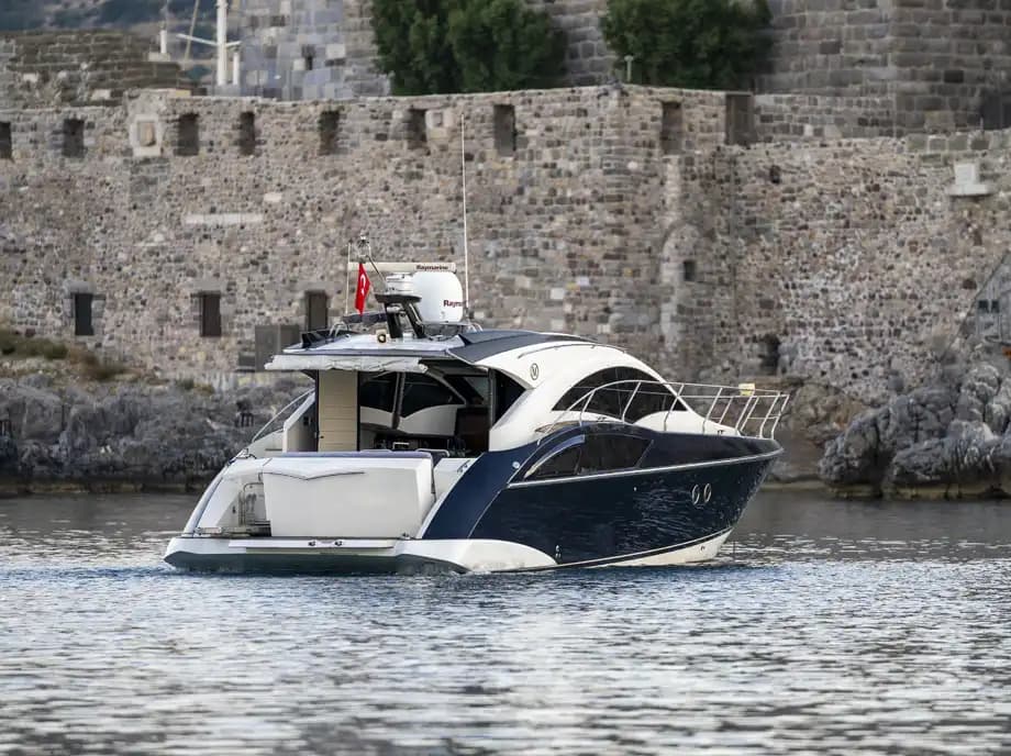 Bodrum’da 15 Metrelik Speedboat ile 4 Kişilik Konforlu Deniz Seyahati 11