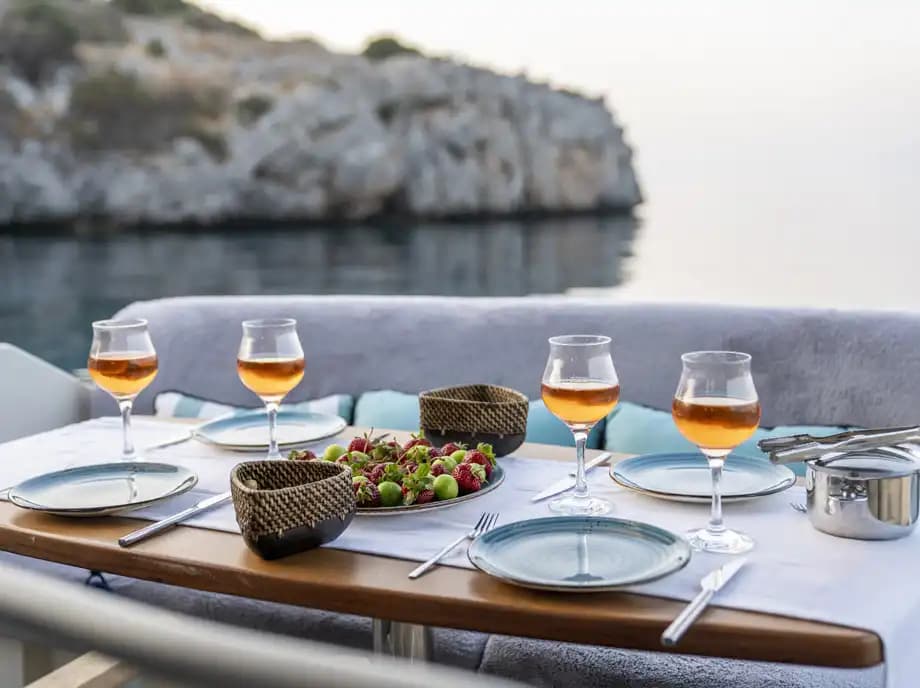 Bodrum’da 15 Metrelik Speedboat ile 4 Kişilik Konforlu Deniz Seyahati 19