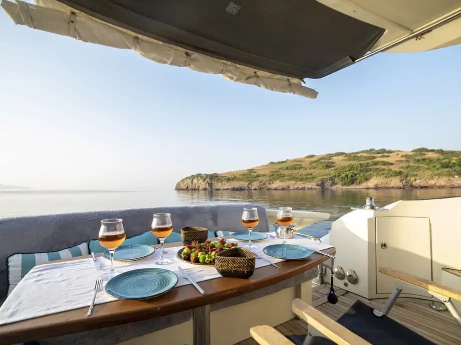 Bodrum’da 15 Metrelik Speedboat ile 4 Kişilik Konforlu Deniz Seyahati