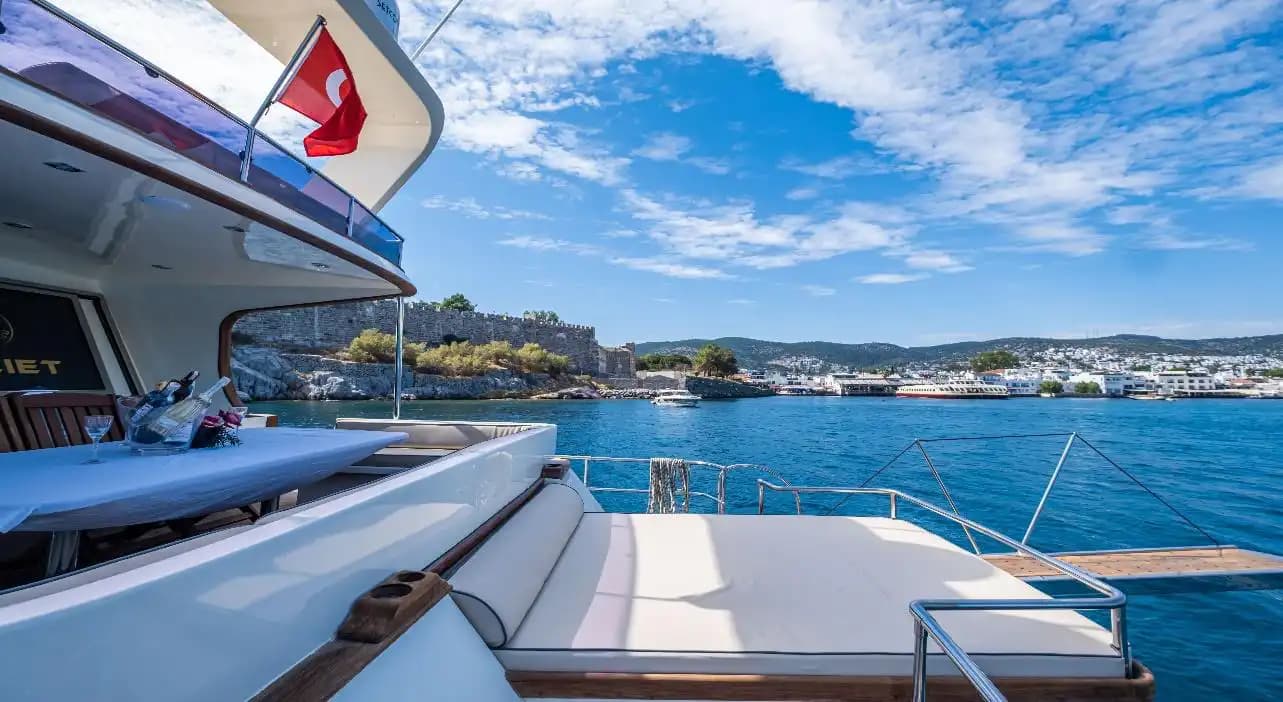 Bodrum’da 5 Kabinli Konforlu Mavi Yolculuk: 24 Metrelik Lüks Motoryat 9