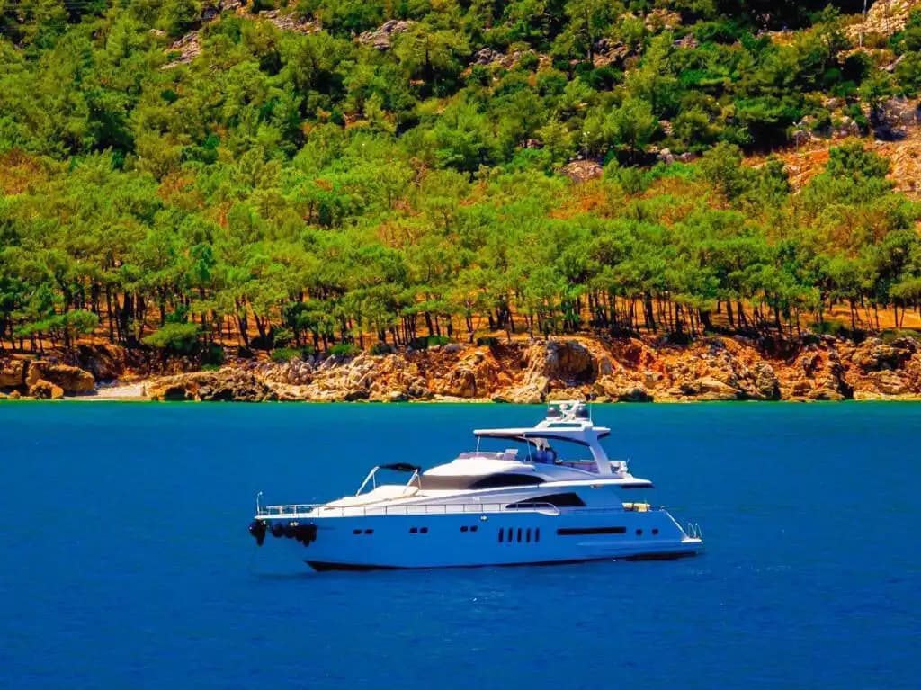 Antalya'da 30 Metre 5 Kabinli 10 Kişilik Konaklamalı Özel Yapım Lüks Yat - Teknede Parti