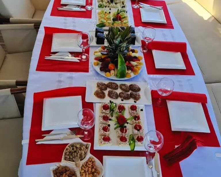 Antalya'da 30 Metre 5 Kabinli 10 Kişilik Konaklamalı Özel Yapım Lüks Yat 11